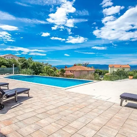 - With Pool Appartamento Kostrena
