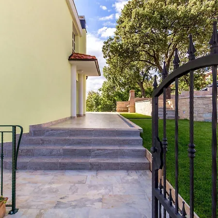 Apartments Kostrena Appartement *